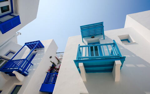The Rose Flat: Blu, Materiale Composito, Appartamento, Balcone, Dipingere, Design, Illuminazione Diurna