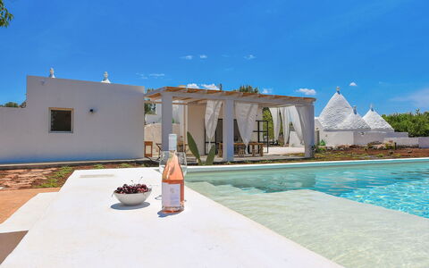 Trulli Fontana: Struttura Esterna, Villa, Piscina