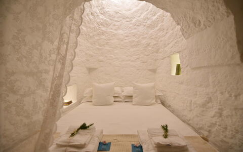 Trulli Fontana: Illuminazione, Camera Da Letto, Letto, Camera, Bedding, Lenzuolo, Biancheria, Comfort, Cuscino, Lampada