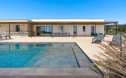 Villa Campo Verde: Materiale Composito, Estate, Piscina, Shade, Design, Villa, Deck, Illuminazione Diurna, Plank, Eco Hotel