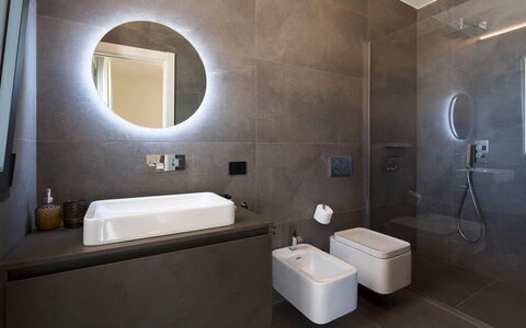 Villa Campo Verde: Bagno, Idraulico Fixture, Pavimentazione, Parete, Interior Design, Lavello, Specchio, Pavimento, Gabinetto, Rubinetto