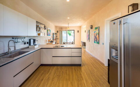Villa Paprika: Cucina, Controsoffitto, Elettrodomestico Da Cucina, Mobilia, Interior Design, Pavimentazione, Apparecchio Major, Cabinetry, Pavimento, Legna