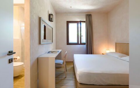 Villa Paprika: Parete, Interior Design, Pavimento, Pavimentazione, Soffitto, Camera Da Letto, Camera, Letto, Telaio Del Letto, Bedding