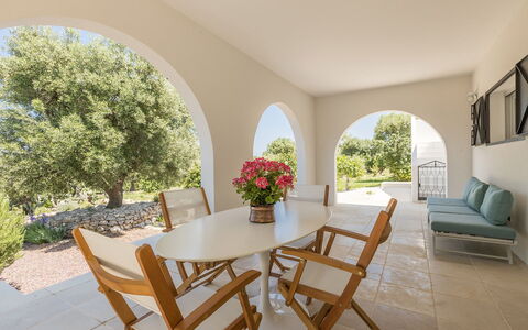 Villa Riva: Mobilia, Pavimentazione, Interior Design, Sedia, Tavolo, Pavimento, Cucina & Sala Da Pranzo Tavolo, Soffitto, Camera, Sala Da Pranzo