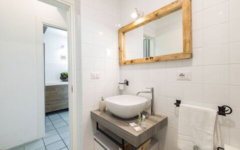 Villa Riva: Interior Design, Bagno, Lavandino Del Bagno, Pavimentazione, Idraulico Fixture, Pavimento, Legna, Lavello, Specchio, Rubinetto