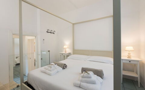 Villa Riva: Interior Design, Letto, Soffitto, Camera Da Letto, Pavimento, Telaio Del Letto, Appartamento, Bedding, Camera, Lenzuolo
