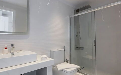 Apartment Rose 1: Bagno, Idraulico Fixture, Pavimentazione, Pavimento, Interior Design, Lavello, Soffitto, Lavandino Del Bagno, Rubinetto, Idraulico