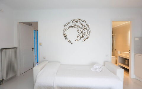 Apartment Rose 1: Camera Da Letto, Letto, Lenzuolo, Bedding, Interior Design, Pavimento, Mobilia, Telaio Del Letto, Biancheria, Appartamento