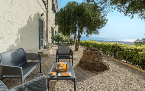 Villa Milo: Mobili Da Esterno, Sedia, Shade, Landscaping, Pianta Della Casa, Tavolo Esterno, Vaso Di Fiori, Cucina & Sala Da Pranzo Tavolo, Terrazza, Balcone