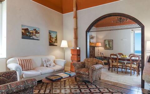 Villa Milo: Mobilia, Interior Design, Parete, Pavimentazione, Pavimento, Legna, Soffitto, Camera, Divano, Soggiorno