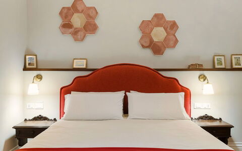 Villa Milo: Parete, Interior Design, Camera Da Letto, Legna, Mobilia, Lenzuolo, Bedding, Illuminazione, Letto, Arancia