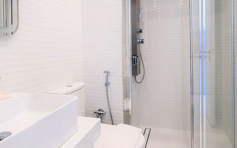 Apartment Rose 2: Bagno, Idraulico Fixture, Interior Design, Pavimentazione, Lavandino Del Bagno, Pavimento, Rubinetto, Lavello, Idraulico, Vasca Da Bagno