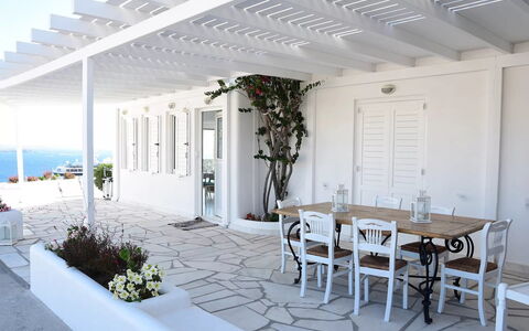 The Pool Rose Villa: Mobilia, Tavolo, Mobili Da Esterno, Sedia, Portico, Cucina & Sala Da Pranzo Tavolo, Tavolo Esterno, Shade, Vaso Di Fiori, Balcone