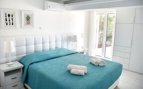The Pool Rose Villa: Mobilia, Interior Design, Camera Da Letto, Letto, Bedding, Lenzuolo, Pavimento, Pavimentazione, Tessile, Camera