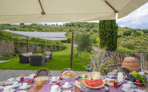 Villa Marinella: Tavola, Mobilia, Cibo, Tavolo, Serveware, Dishware, Bicchieri, Sedia, Piatto, Mobili Da Esterno