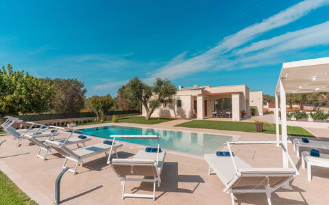 Villa Il Gelsomino: Piscina, Ricorrere, Zona Residenziale, Estate, Giardino, Landscaping, Hacienda, Shade, Villa, Cortile