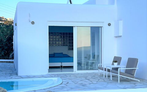 The Rose Suite with Jacuzzi: Mobilia, Shade, Mobili Da Esterno, Sedia, Ricorrere, Piscina, Design, Hotel, Villa, Eco Hotel