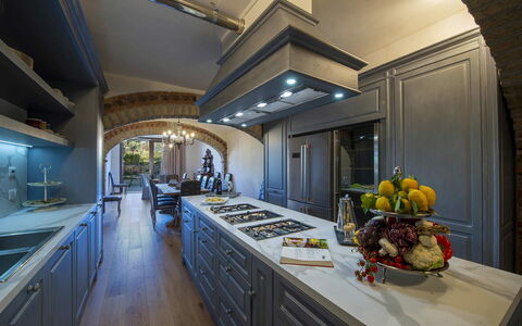 Villa Serena: Cucina, Interior Design, Controsoffitto, Soffitto, Illuminazione, Pavimentazione, Mobilia, Cucina Stufa, Elettrodomestico Da Cucina, Cabinetry