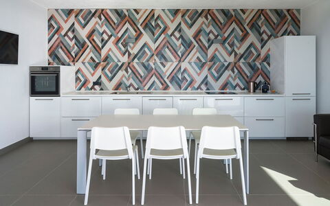 Villa Lily: Pavimentazione, Pavimento, Piastrella, Materiali Naturali, Color Legno, Cucina, Sedia, Design, Dipingere