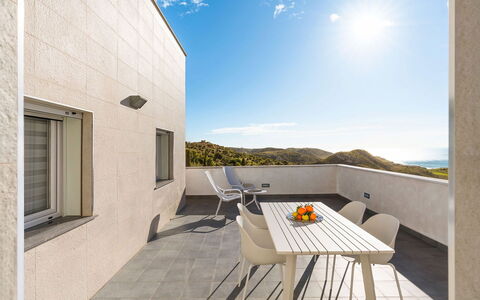 Villa Lily: Mobilia, Appartamento, Soffitto, Sedia, Tavolino Da Caffè, Cucina & Sala Da Pranzo Tavolo, Balcone, Attico, Illuminazione Diurna, Hotel
