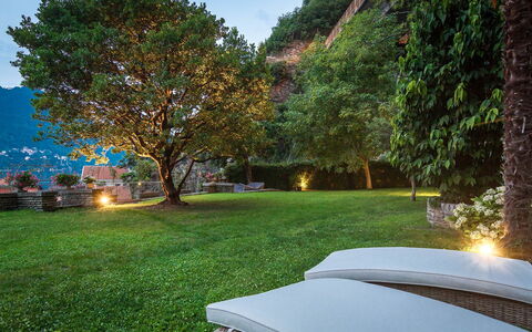 Letizia: Paesaggio, Giardino, Catena Montuosa, Mobili Da Esterno, Hill Station, Luce Del Sole, Prato, Landscaping, Shade, Eco Hotel