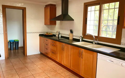 Dream House: Cucina, Cabinetry, Pavimentazione, Controsoffitto, Legna, Interior Design, Lavandino Della Cucina, Pavimento, Mobilia, Lavello