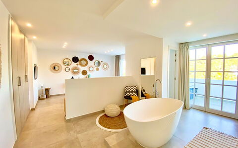 Villa Joel: Interior Design, Pavimentazione, Pavimento, Mobilia, Idraulico Fixture, Vasca Da Bagno, Soffitto, Illuminazione, Casa, Bagno