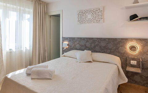 Villa Pietraluna: Interior Design, Camera Da Letto, Letto, Pavimento, Pavimentazione, Lenzuolo, Mobilia, Bedding, Legna, Soffitto