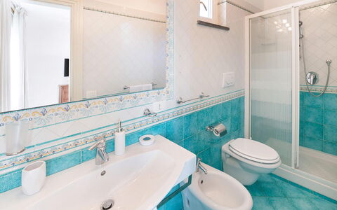 Villa Pietraluna: Blu, Pavimentazione, Pavimento, Idraulico Fixture, Interior Design, Bagno, Piastrella, Rubinetto, Idraulico, Lavandino Del Bagno