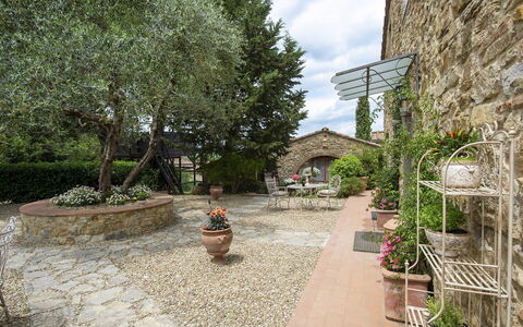 Villa Grevigiana: Arbusto, Flagstone, Giardino, Vaso Di Fiori, Brick, Cobblestone, Muro ​​Di Pietra, Landscaping, Pianta Della Casa