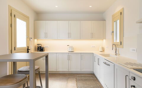 Villa Wolf: Cucina, Mobilia, Controsoffitto, Interior Design, Cabinetry, Elettrodomestico Da Cucina, Pavimentazione, Legna, Pavimento, Apparecchio Major