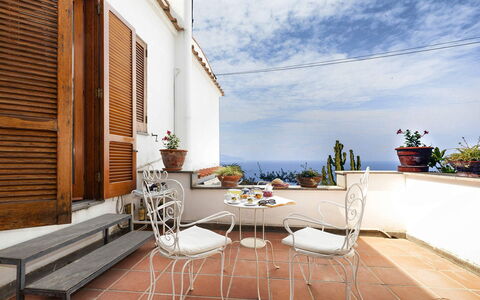 Villa Mary: Vaso Di Fiori, Mobilia, Pianta Della Casa, Sedia, Balcone, Cucina & Sala Da Pranzo Tavolo, Vaso, Sala Da Pranzo, Mobili Da Esterno, Tavolino Da Caffè
