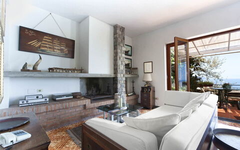 Villa Mary: Mobilia, Parete, Legna, Interior Design, Pavimentazione, Soggiorno, Pavimento, Divano, Camera, Casa
