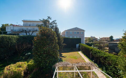 Villa Ava: Cielo, Blu, Giorno, Zona Residenziale, Arbusto, Casa, Casa, Tetto, Estate, Hedge