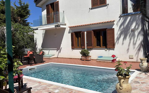 Villa Ava: Piscina, Materiale Composito, Ricorrere, Vaso Di Fiori, Pianta Della Casa, Shade, Eco Hotel, Balcone, Mobili Da Esterno, Piastrella