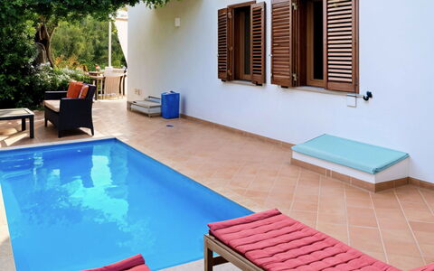 Villa Ava: Mobilia, Piscina, Mobili Da Esterno, Tempo Libero, Ricorrere, Pavimento, Eco Hotel, Shade, Color Legno, Sedia