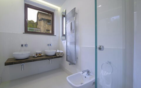Villa del Fattore: Idraulico Fixture, Bagno, Pavimentazione, Lavandino Del Bagno, Interior Design, Lavello, Pavimento, Rubinetto, Idraulico, Casa