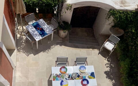 Villa Chiara: Mobilia, Mobili Da Esterno, Sedia, Vaso Di Fiori, Tavolo Esterno, Shade, Giardino, Cortile, Pianta Della Casa, Cortile