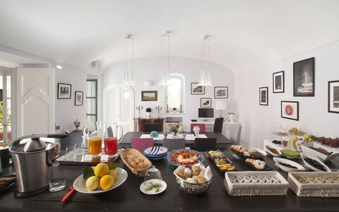 Villa Chiara: Interior Design, Mobilia, Soffitto, Illuminazione, Tavolo, Camera, Lampada, Cibo, Serveware, Sedia