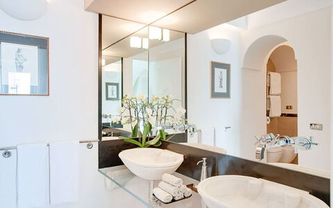 Villa Chiara: Interior Design, Parete, Idraulico Fixture, Pavimentazione, Mobilia, Rubinetto, Controsoffitto, Lavello, Lavandino Del Bagno, Bagno