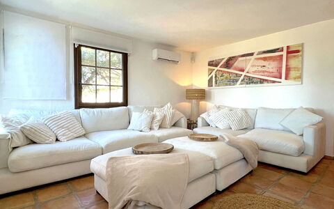 Sa Galera Villa: Mobilia, Divano, Interior Design, Pavimentazione, Pavimento, Soggiorno, Camera, Lancia Cuscino, Tessile, Soffitto