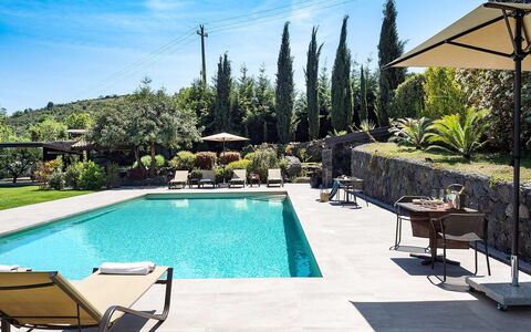 Villa Monte Serra: Piscina, Mobili Da Esterno, Ricorrere, Shade, Eco Hotel, Mobilia, Materiale Composito, Ombrello, Flagstone, Tempo Libero