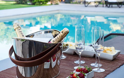 Villa Monte Serra: Bottiglia, Tavola, Bicchieri, Bottiglia Di Vino, Bottiglia Di Vetro, Vino, Bicchiere, Barware