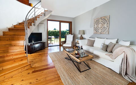 Villa Monte Serra: Pavimentazione, Legna, Mobilia, Interior Design, Pavimento In Legno, Pavimento, Casa, Soggiorno, Sedia, Latifoglie