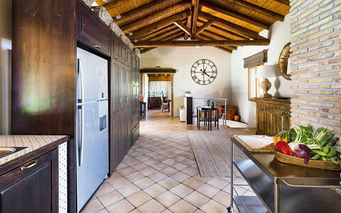 Villa Monte Serra: Mobilia, Interior Design, Pavimentazione, Pavimento, Legna, Soffitto, Cucina, Tavolo, Sedia, Casa