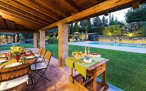Villa Monte Serra: Mobilia, Tavolo, Piscina, Ricorrere, Sedia, Interior Design, Cucina & Sala Da Pranzo Tavolo, Eco Hotel, Mobili Da Esterno, Giardino