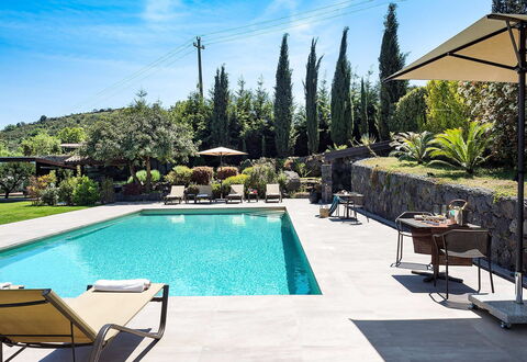 Villa Monte Serra: Piscina, Mobili Da Esterno, Ricorrere, Shade, Eco Hotel, Mobilia, Materiale Composito, Ombrello, Flagstone, Tempo Libero