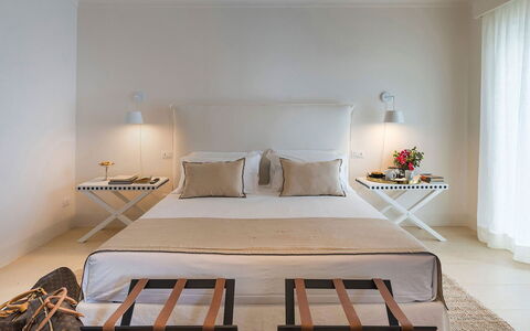Villa Pozzillo: Mobilia, Letto, Interior Design, Parete, Camera Da Letto, Legna, Pavimento, Pavimentazione, Tessile, Bedding