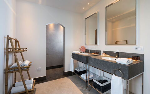 Villa Pozzillo: Interior Design, Pavimentazione, Idraulico Fixture, Pavimento, Illuminazione, Soffitto, Idraulico, Rubinetto, Controsoffitto, Bagno