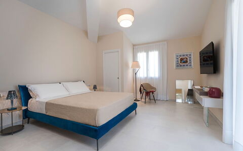 Villa Agorà: Mobilia, Interior Design, Letto, Pavimentazione, Camera Da Letto, Pavimento, Tessile, Camera, Soffitto, Lenzuolo
